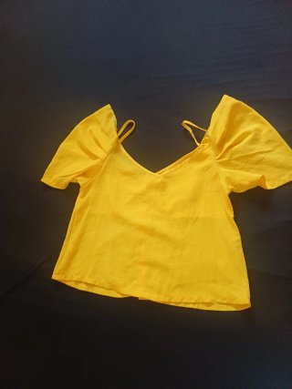 Blusa juvenil amarilla manga corta
