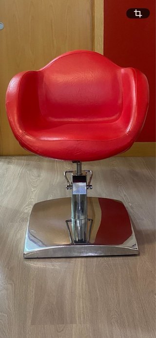 Sillón de peluquería rojo y plateado