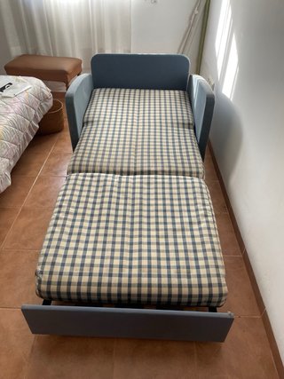 Divano letto in tessuto beige e blu a quadri
