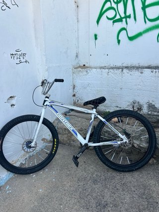 Bicicleta BMX Blanca y Azul