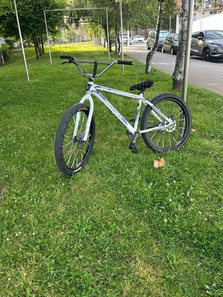Bicicleta BMX Blanca y Azul