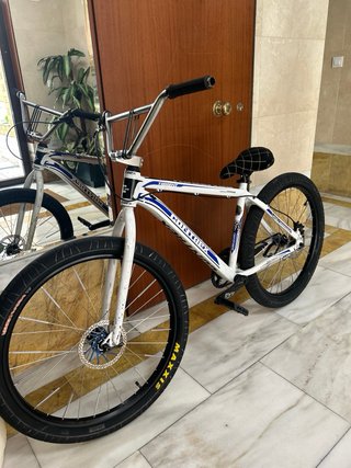 Bicicleta BMX Blanca y Azul