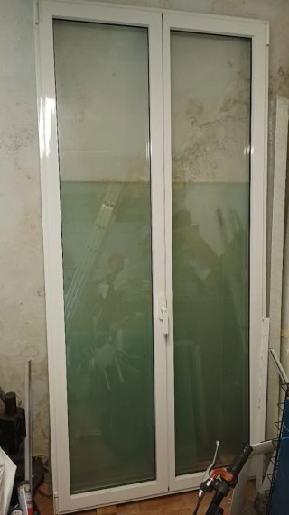 Puerta doble de cristal y aluminio