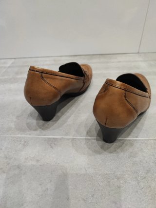 Dos por uno.Zapatos de tacón marrones y burdeos