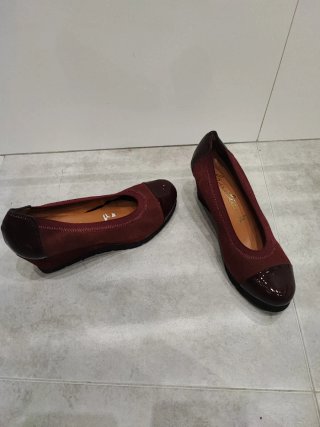 Dos por uno.Zapatos de tacón marrones y burdeos