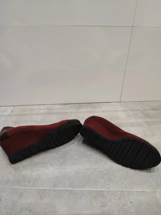 Dos por uno.Zapatos de tacón marrones y burdeos