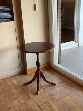 Mesa auxiliar redonda de madera