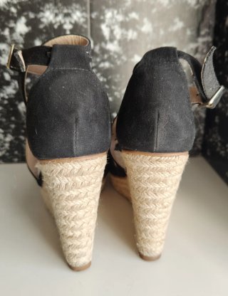 Sandalias negras plataforma cuña esparto