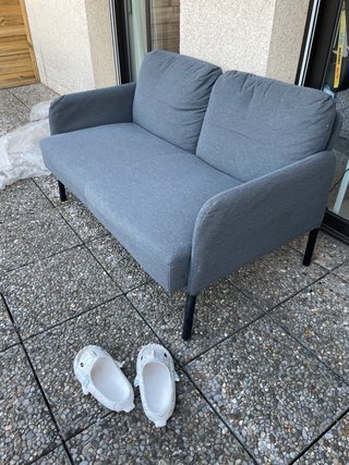Sofá de tela gris de 2 plazas