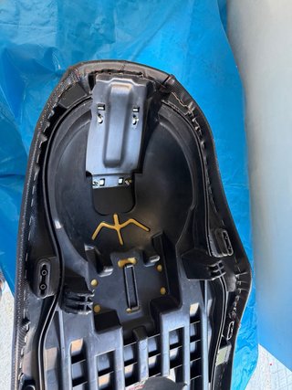 Asiento Yamaha Xmax Negro con Costuras Rojas