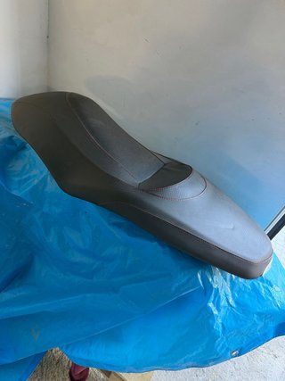 Asiento Yamaha Xmax Negro con Costuras Rojas