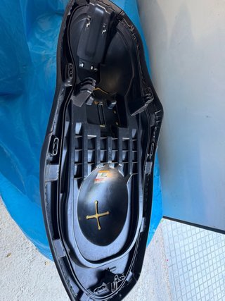 Asiento Yamaha Xmax Negro con Costuras Rojas