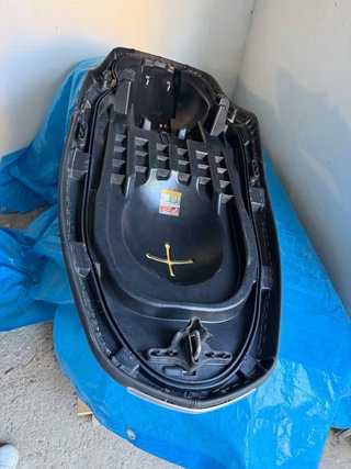 Asiento Yamaha Xmax Negro con Costuras Rojas