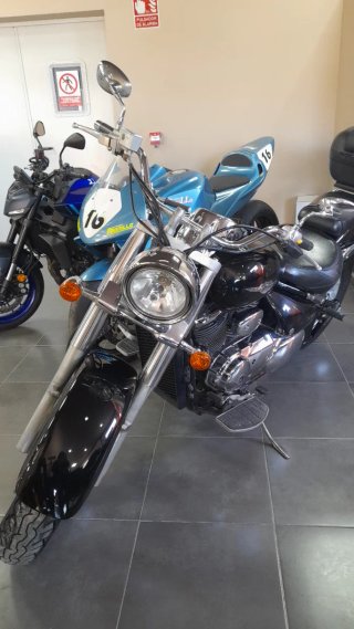 Suzuki Intruder C800 Negra