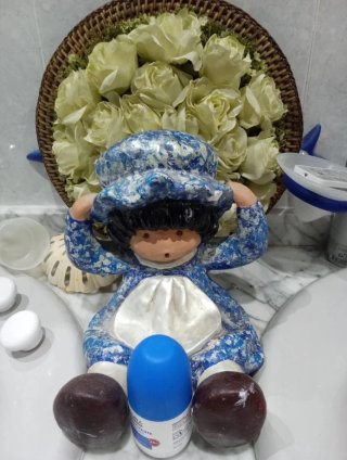 Muñeca cerámica y centro flores
