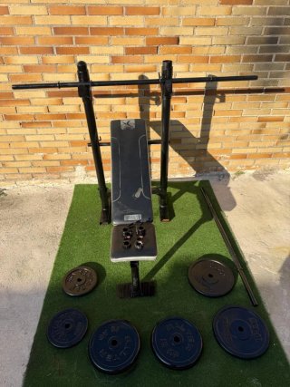 Banco de gimnasio con pesas