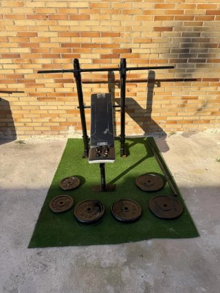 Banco de gimnasio con pesas