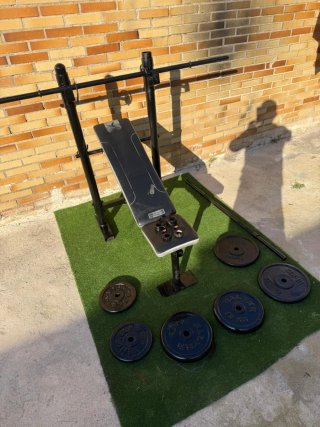 Banco de gimnasio con pesas