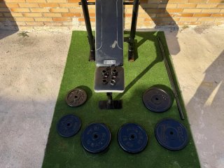 Banco de gimnasio con pesas