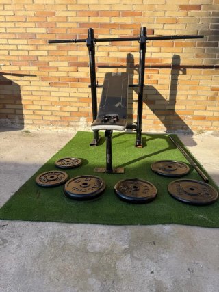 Banco de gimnasio con pesas