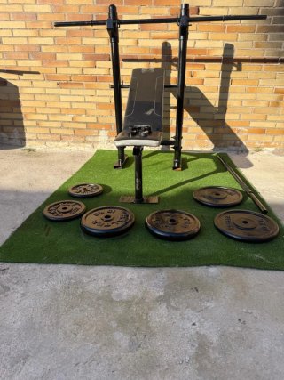 Banco de gimnasio con pesas