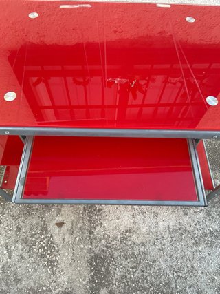Escritorio moderno con baldas rojas de cristal