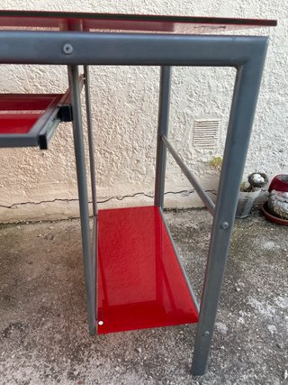 Escritorio moderno con baldas rojas de cristal