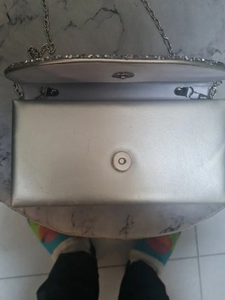 Bolso de fiesta plateado con pedrería