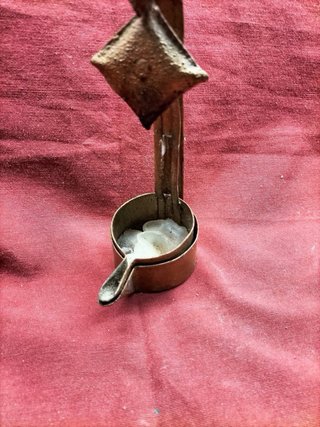 Antiga candeia em liga metálica