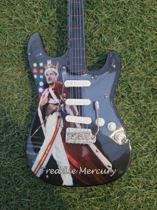 Mini Guitarra Freddie Mercury