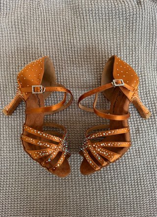Zapatos de baile dorados con pedrería