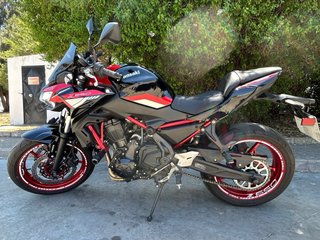 Kawasaki Z650 Negra y Roja - Como Nueva