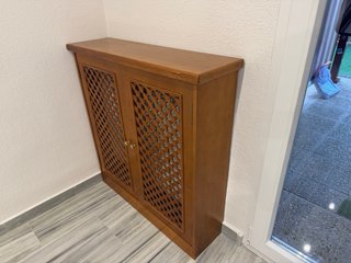 Cubreradiador de madera con diseño de celosía