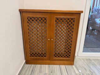 Cubreradiador de madera con diseño de celosía