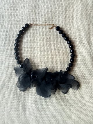 LOTE: VESTIDO, ZAPATOS TACÓN PIEL, GARGANTILLA.