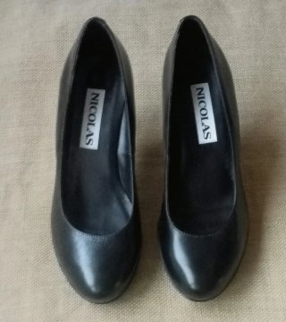 LOTE: VESTIDO, ZAPATOS TACÓN PIEL, GARGANTILLA.