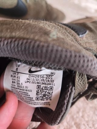 Nike deportivas verdes con logo negro