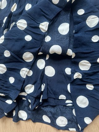 Mono azul con lunares blancos. Parece vestido