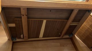 Mesa extensible de madera y sillas