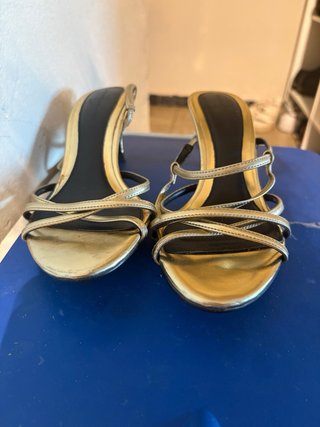 Tacones Zara Dorados