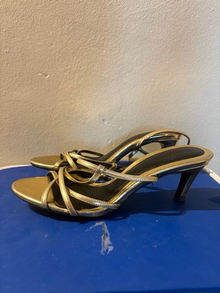 Tacones Zara Dorados