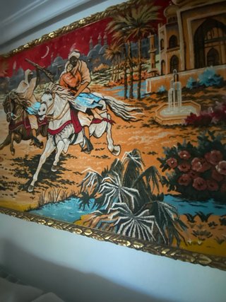 Tapiz de pared con marco dorado