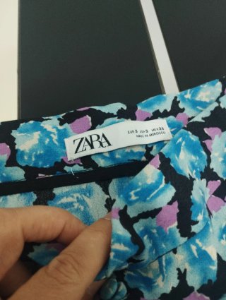 Falda larga estampada con abertura delantera