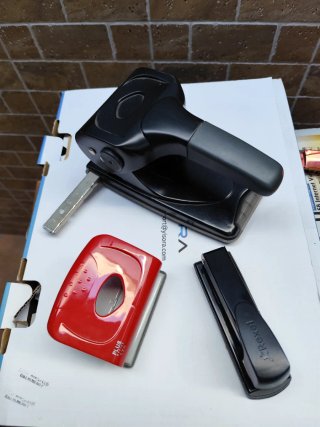 Lote de perforadora y grapadora