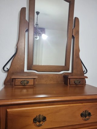 Cómoda de madera y forja