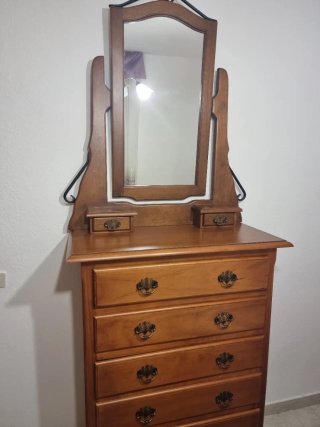 Cómoda de madera y forja