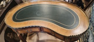 Mesa estilo Luis XV con herrajes dorados