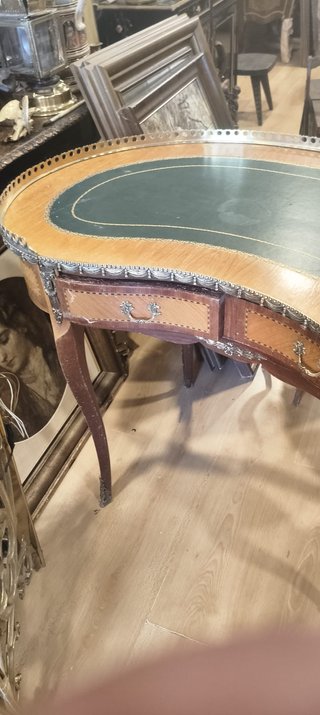 Mesa estilo Luis XV con herrajes dorados