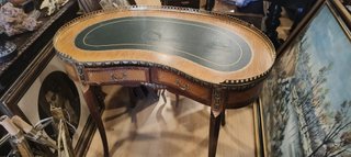 Mesa estilo Luis XV con herrajes dorados