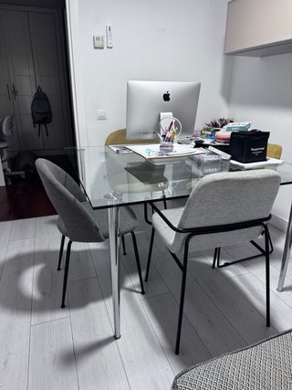 Mesa y 4 Sillas de diseño tapizadas
